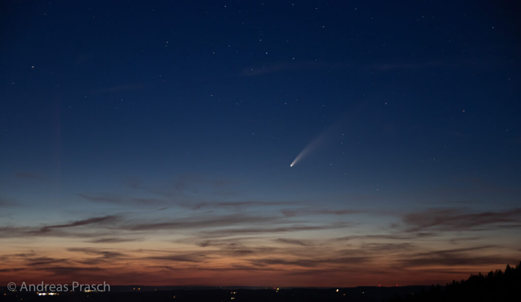 Der Komet C/2020 F3 (NEOWISE) aufgenommen in Eichenberg auf dem Pfänderrücken. im Juli 2020
